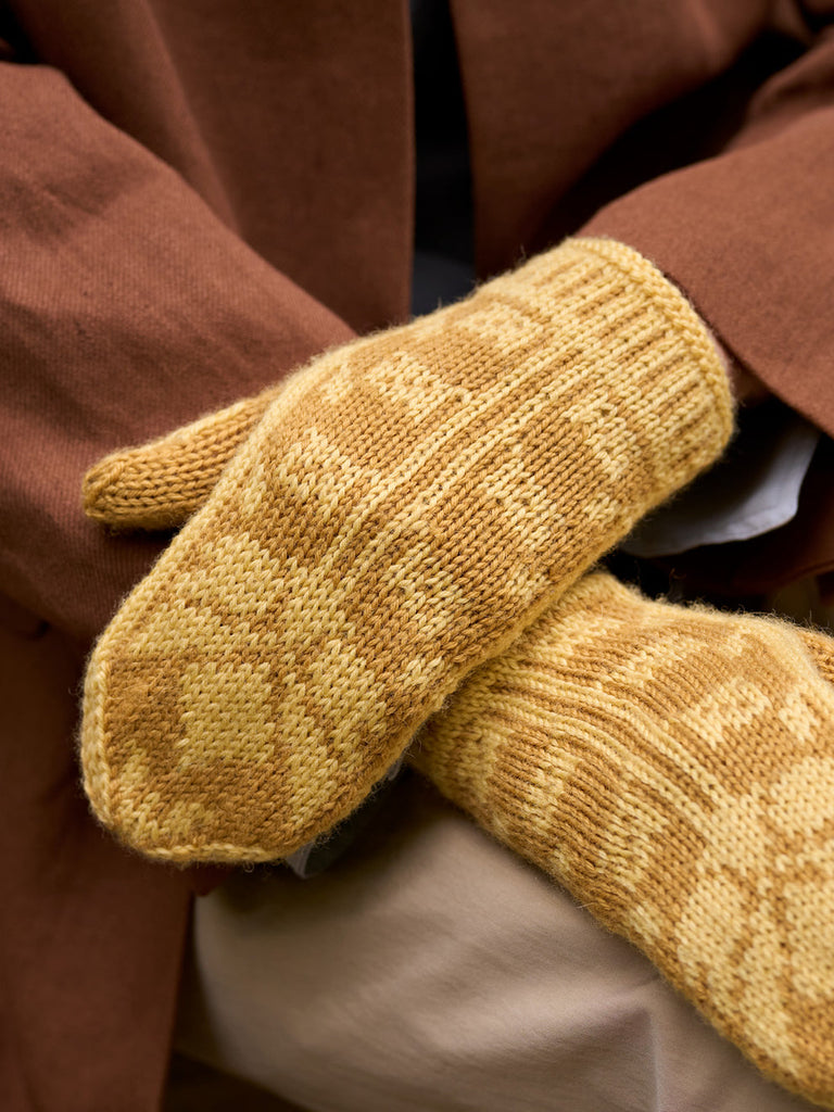 WYS Arcadia Beret and Mittens - Pattern Only – FolkloreYarns